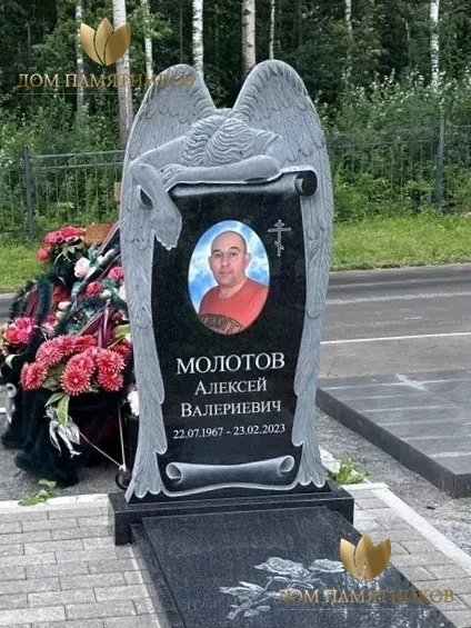 Памятник из гранита Хранитель 2